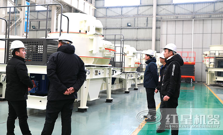 客戶參觀沖擊式破碎機廠區(qū)