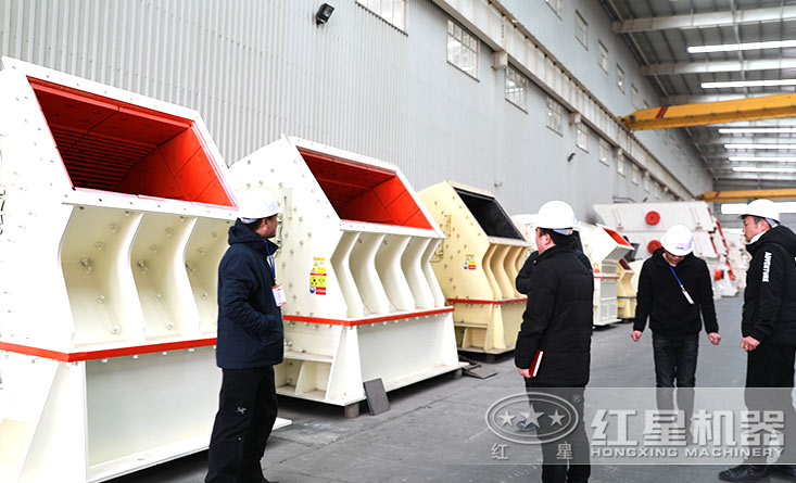 客戶參觀重錘式破碎機廠區(qū)