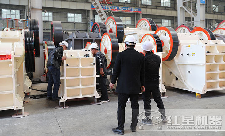 用戶考察德版鄂式破碎機設(shè)備廠區(qū)