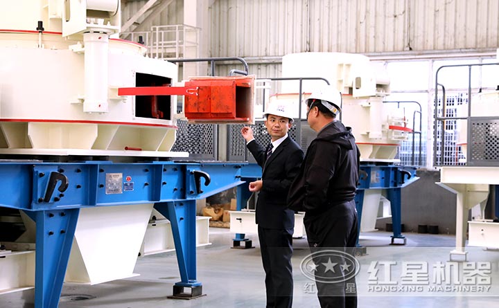 鵝卵石制砂機用戶參觀廠區，技術經理為其講解設備性能