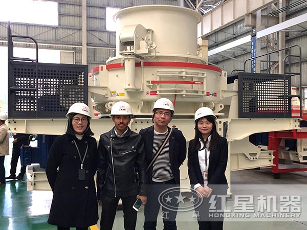 河卵石制砂機用戶參觀廠區(qū)留念
