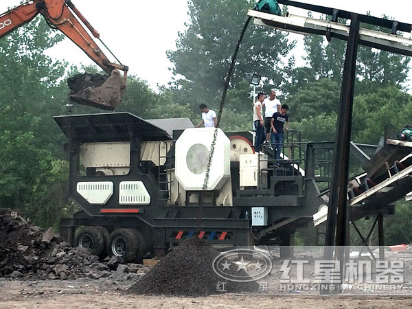 HX1149HD98輪胎鄂破移動(dòng)破碎機(jī)站生產(chǎn)現(xiàn)場(chǎng)實(shí)拍