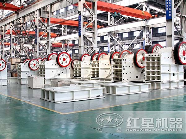 新型顎式破碎機廠區(qū)實拍