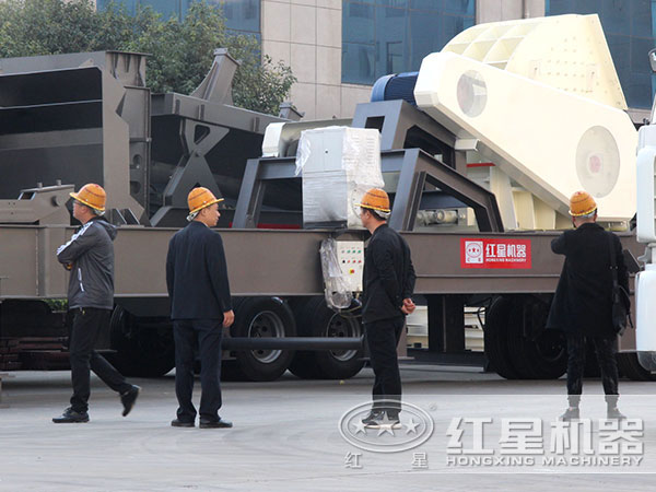 移動式建筑垃圾處理設(shè)備用戶參觀廠區(qū)實(shí)拍