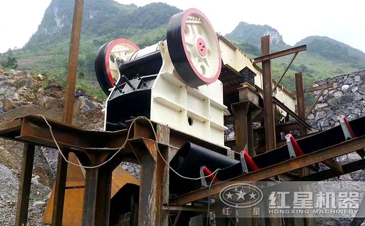 河卵石制砂生產(chǎn)線顎式破碎機工作現(xiàn)場