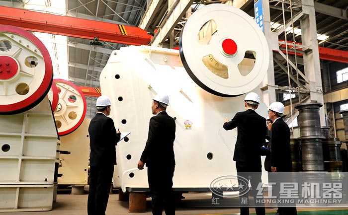 1200x1500顎式破碎機用戶參觀紅星機器廠區(qū)