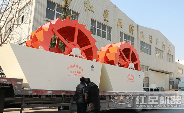 用戶參觀紅星洗砂機設(shè)備廠區(qū)