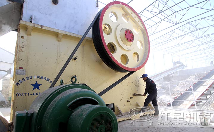 1200x1500顎式破碎機客戶現(xiàn)場，每小時600噸