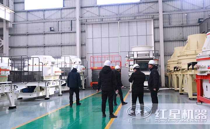 客戶在參觀青石制砂機設(shè)備廠區(qū)