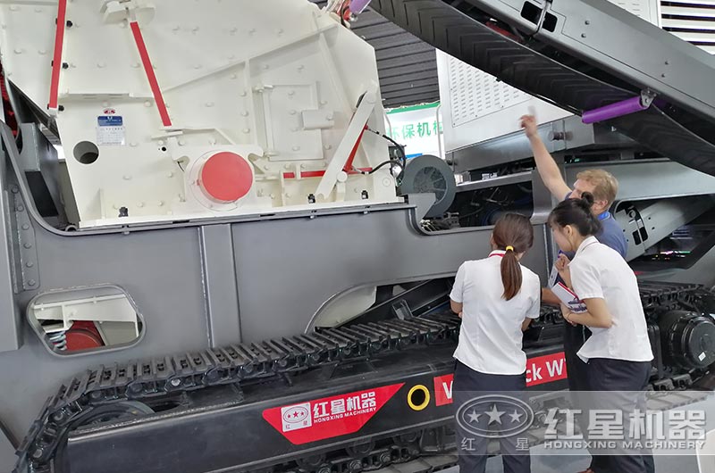 客戶到廠區(qū)參觀考察移動(dòng)破碎機(jī)