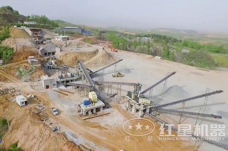 大型破石機工作現(xiàn)場