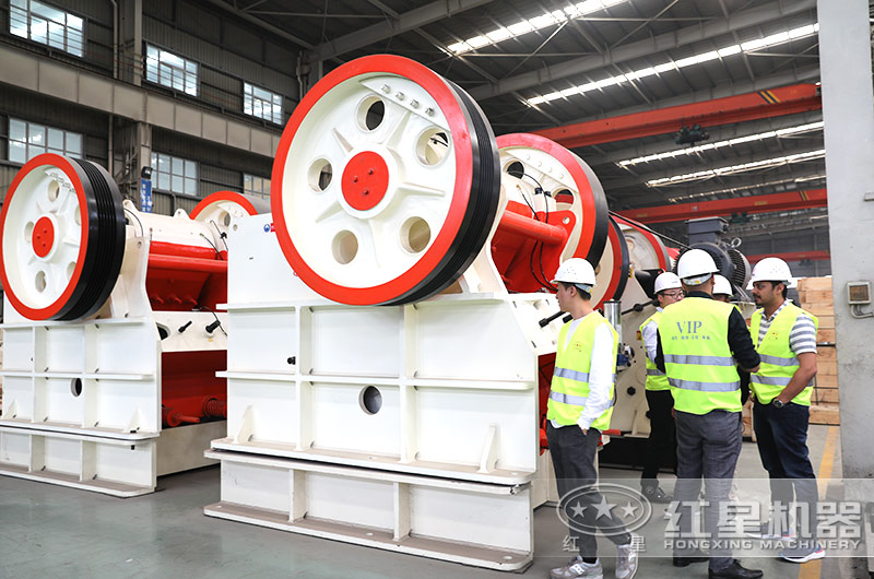 投資用戶參觀大型顎式破碎機(jī)現(xiàn)場